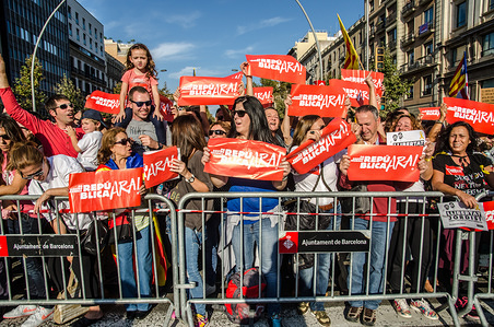 A group of protesters showing sovereigntists posters.
About 450,000 people have been focused to support the Government and the Catalan institutions in the Paseo de Gracia in Barcelona in an act of solidarity by Jordi Cuixart and Jordi Sànchez arrested for sedition. The Act of this evening has been a new challenge to the Spanish Government, which has already completed its policy of suspension of the Catalan authority with the suspension of the autonomy and the Government. In less than a week the Spanish Government will deploy 155 of the Spanish Constitution article