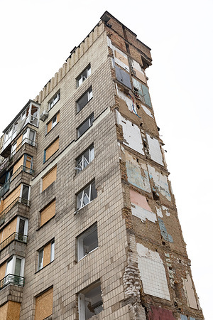 The corner of a multi-story residential building in Kyiv, heavily damaged by a Russian missile and drone attack. Following a massive shelling attack on Kyiv by Russia on Sunday night, using UAVs and missiles, four fatalities have been confirmed, including a 12-year-old child, along with 13 injured persons. Rescue operations at the strike sites, which affected 32 locations—including residential buildings, civilian infrastructure, and the Representation of the European Union in Ukraine—have now concluded. The attack also targeted energy facilities, confirming the "traditional Russian tactic" of attempting to cause a nationwide blackout in Ukraine. Such attacks have been documented daily, particularly during the period of the UN General Assembly.