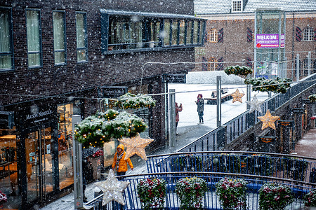 People are seen trying to walk during heavy snowfall. In several places in the country, snow falls for the first time this year. Because of that, the KNMI (Royal Netherlands Meteorological Institute) has issued a yellow code due to the chance of slippery conditions.