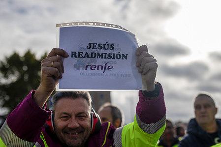 A protester holds a placard expressing his opinion during the demonstration. A demonstration and strike by RENFE maintenance workers in Madrid, protesters demanded improvements to facilities, changing rooms, and restrooms; the modernization of outdated machinery; a shortage of spare parts; staffing shortages; and an end to excessive outsourcing of work.