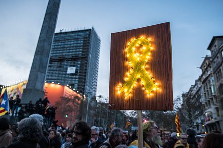 A protester is seen holding a yellow ribbon with lights. A few hours after the new sentence of preventive detention for the members of the Catalan Government, hundreds of people took to the streets to protest against the ruling of judge Pablo Llarena. The protests, in front of the delegation of the Government of Spain in Catalonia, resulted in 24 people receiving minor injuries.