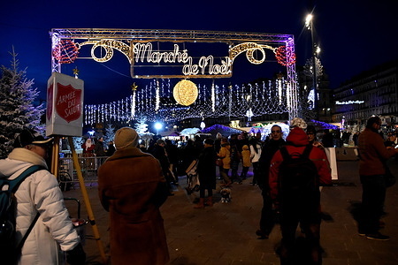 People at the entrance to the Christmas market at the Vieux-Port of Marseille.
All major French cities have canceled their Christmas market due to the coronavirus (Covid-19).