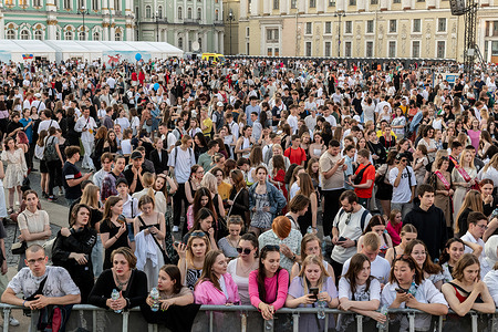 High school graduates from St. Petersburg gathered at Palace Square to celebrate the "Scarlet Sails" event. The traditional Scarlet Sail's graduation celebration took place at Palace Square and the Neva River embankment in St. Petersburg. A concert featuring Russian pop stars was held on Palace Square. The main symbol of the celebration, a ship with scarlet sails from Alexander Grin's namesake novel, sailed along the Neva River under the drawbridges, where St. Petersburg's high school graduates greeted it.