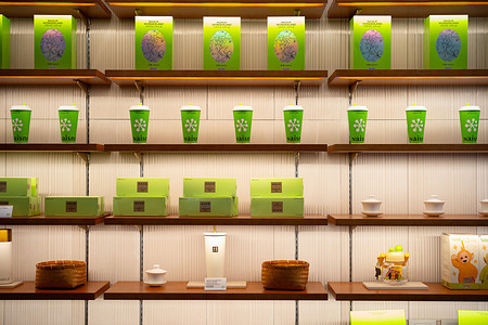 A variety of tea products are displayed on shelves at a Naisnow shop at the Central World shopping mall.
Naisnow is a premium “new-style tea” brand known for its freshly brewed tea, fresh fruits, and cheese foam. It emphasizes the use of high-quality ingredients and offers beverages with fresh flavors and controlled, lower-sugar options. The tea and bubble tea shop trend in Thailand is a significant and continually growing phenomenon, particularly popular among the country's youth. It represents a thriving market with a blend of international and localized brands.