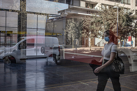 A woman wearing a face mask as a preventive measure against the spread of coronavirus walks on the street.
A week since the total quarantine in Santiago to slow the spread of the coronavirus began, the flow of people on streets has being extremely reduced.