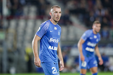 Szymon Szymanski of Ruch Chorzow seen in action during the Polish PKO Ekstraklasa League 2023/2024 football match between Puszcza Niepolomice and Ruch Chorzow at Cracovia Stadium. Final score; Puszcza Niepolomice 2:2 Ruch Chorzow.