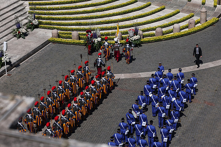 The Swiss Guards and the Vatican band leave the square after Mass. The solemn celebration of the Easter Mass "Resurrection of the Lord" in St. Peter's Basilica, presided over by Pope Leo XIV, brought together thousands of faithful from around the world. At the conclusion of the liturgy, the Pontiff imparted the traditional Urbi et Orbi blessing from the central balcony, renewing a message of peace, hope, and universal brotherhood.