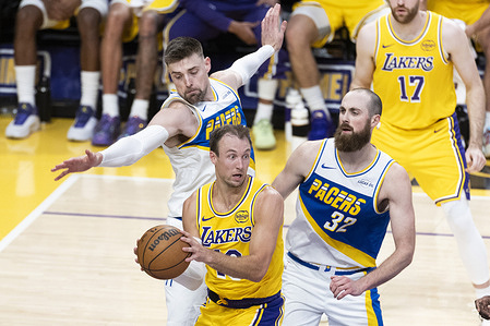 Los Angeles Lakers’ Luke Kennard (10), Indiana Pacers’ Jay Huff (32) and Micah Potter (11) seen in action during an NBA basketball game between Los Angeles Lakers and Indiana Pacers at Crypto.com Arena. NBA 2026: Lakers 128:117 Pacers