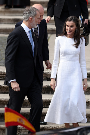 The Spanish royals seen leaving the basilica. During a solemn ceremony, His Majesty King Philip VI of Spain will take possession of the title of Protocanon of the Chapter of the Papal Basilica of Santa Maria Maggiore. The Liberian Chapter is composed of the Cardinal Archpriest and twelve Canons as established by its Statutes by ancient privilege, His Majesty the King of Spain is its Protocanon.
The ties between the Basilica and the Crown of Spain are deeply rooted over the centuries, Iberian sovereigns, ecclesiastics, and faithful have supported the sanctuary, contributing to its life, protection, and dignity.
The ceremony will crown the official visit of His Majesty Philip VI and Queen Letizia Ortiz Rocasolano to the Vatican following the Audience granted to them by His Holiness Pope Leo XIV renewing this long and happy tradition.