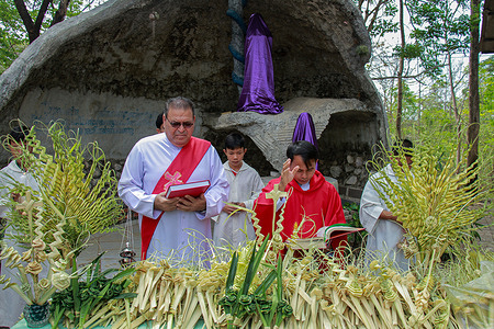 A priest blesses palm branches during a Palm Sunday Mass. The Myanmar migrant community in Mae Sot, Thailand, celebrated Palm Sunday Mass at Saint Faustina Church. Many of them, including Christians who fled across the border from Myanmar, joined the service. Palm Sunday marks Jesus’ entry into Jerusalem, welcomed by crowds waving palm branches.