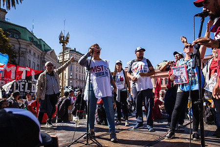 Mónica Sulle, leader of the Socialist Workers Movement (MST), demands more efficient social policies from the National Government to counteract the runaway inflation that is wearing down Argentina. Left-wing organizations that make up the Piquetera Unit again carried out a mobilization towards the May Square due to the lack of responses to their social demands by the Minister of Social Development, John Zabaleta.