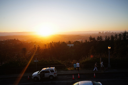 People watch the first sunrise of 2023 at Griffith Observatory in Los Angeles. After counting down to 2023, the world comes to a new year. In Los Angeles, California, people went to the Griffith Observatory to watch the first sunrise of 2023.