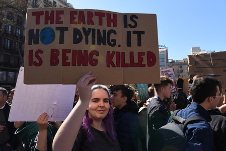 A student seen holding a placard saying The earth is not dying, it is being killed during the protest.
Thousands of pupils, teenagers and university students have marched today in Barcelona, Spain, and in more than 60 cities and town around the country, to protest against climate change and urge the government to take action. The global movement has been inspired by teenage activist Greta Thunberg, who has been skipping school every Friday since August to protest outside the Swedish parliament.