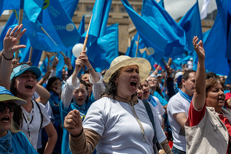 Demonstrators of the "United for life" movement chanting slogans in support of the abolition of abortion during the "Unidos por la vida" (United for Life) Pro life rally in Bogota.

Under the slogan "I choose the two lives" around 500 people demonstrated for the maintenance of traditional family values, against abortion and the killing of social leaders in the country. Catholic and right wing political groups joined the call of the "United for Life" Platform (Unidos por la Vida) a widely spread organization in Colombia. Besides the abolition of abortion the organization demands the end of same sex marriage and “gender ideology”. At the end a small group of radical feminists disrupt the congregation to demand fundamental women rights and the right of own choice.