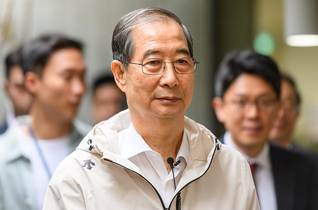 Former South Korean Prime Minister Han Duck-soo is seen during a visit to a slum facility in central Seoul. Former Prime Minister Han Duck-soo declared his bid for president on May 2, vowing to cut short his term to three years in order to amend the Constitution and use his economic expertise to tackle the crisis in trade.