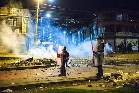 Anti-riot police stand on guard during the clashes.
On the night of July 11th, in Usme, an area on the north of the capital city, the clashes lasted several hours, leaving numerous injured bitten by stones thrown by anti-riot police. The confrontation starts just after the end of a tribute to Jaime Fandio, killed by the police forces on the 21st of June 2021.