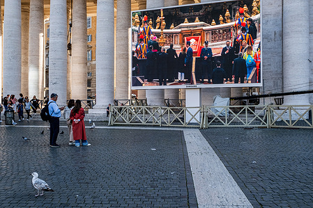 The faithful view the interior of the Basilica from the screens outside. On Friday, April 25, the faithful gathered to honor Pope Francis.
Thousands came together in a moving tribute at St. Peter’s Square.
They expressed gratitude for his years of spiritual leadership.
Prayers and songs echoed throughout the Vatican City.
Many held signs with messages of love and support.
It was a heartfelt moment of unity and devotion to the Holy Father.