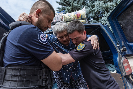 The Ukrainian police unit ‘White Angels’ seen evacuating civilians from the city under the constant threat of Russian FPV drones.