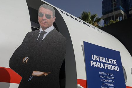 The Spanish Popular Party (PP) has installed this morning in the surroundings of Plaza De Colon a cardboard plane with the figure of Pedro Sanchez, current president of the government and candidate for the Spanish Socialist Workers Party (PSOE) in the elections next Sunday July 23th. The plane is designed as a critique of Sanchez's trips on the "Falcon", the official plane of the presidents of government in Spain.