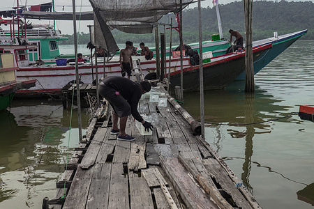 A fisherman lifts a block of ice to preserve fish at sea off South Kalimantan. The daily catch sustains local livelihoods and provides essential protein for coastal households, but conservationists warn that Indonesia, the world’s second-largest fisheries producer with over 24 million tons landed, faces growing pressure to balance economic reliance on the sea with the protection of its declining marine biodiversity.