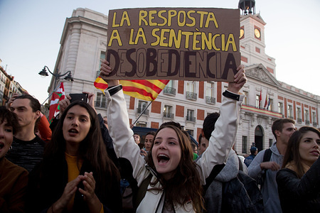 A protester holds a placard that says in Catalan The answer to the sentence, disobedience during the demonstration.
Hundreds of people protest in Madrid in support of jailed separatist leaders after announcing their sentences. This has led to protests in Catalonia, which was replicated in Madrid, the state capital.