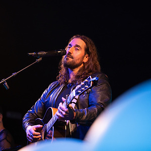 The singer Andres Suarez performs during his performance festival at the Circo Price on February 25, 2026, in Madrid, Spain