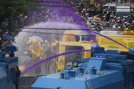 Riot police used water cannons to disperse protesters during the demonstration.
Renewed clashes have broken out near Thailand's parliament in the capital, Bangkok, as lawmakers debate possible changes to the constitution. Police used water cannon and a tear-gas solution against protesters calling for reforms to the monarchy and the military-backed government.