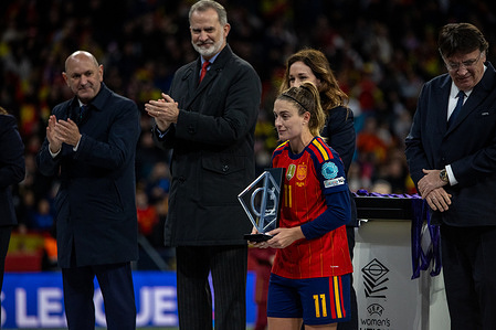 Alexia Putellas of Spain receives the trophy for best player of the match. during the second leg of the 2025 UEFA Women's Nations League final between Spain and Germany at the Metropolitano Stadium.
Final score: Spain 3 Germany 0 (First leg 0-0)