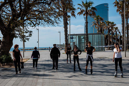 A group of people are seen exercising along Barceloneta beach amid Coronavirus restrictions.
Today it's the first day that people can go out to do sports from 6am-10am and from 8pm-11pm. They can't go out far than 1km from their homes.