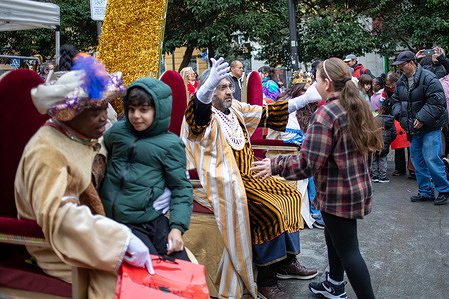 The Three Wise Men from the East deliver presents to children. During their majesties, the Three Wise Men from the East visited the Lavapiés neighborhood to deliver gifts to the children of this central district of the Spanish capital.