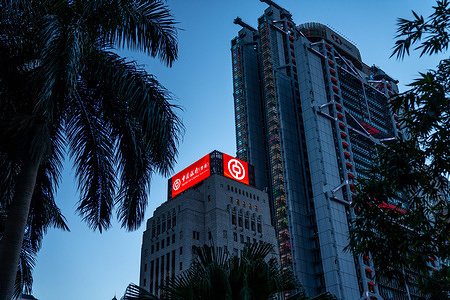The Bank of China building and HSBC (The Hongkong and Shanghai Banking Corporation) headquarters framed by nearby greenery in an urban park.