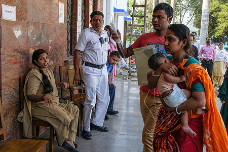 Parents rush to Dr. B C Roy Post Graduate Institute of Pediatric Science Emergency Ward as their child is given oxygen support due to Acute Respiratory Infection (ARI). Flu-like symptoms, fever, cold & cough, breathing problems, fatigue, and a sudden spike of Adenovirus cases have been reported in Kolkata and other cities of West Bengal. 
As per the local media reports, more than 15 children have died in West Bengal due to Acute Respiratory Infections in the last few days.
