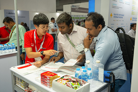 An exhibitor is talking to two visitors at Horti & Agri Asia 2026. The exhibition is co-located with two agricultural exhibitions - VIV Health & Nutrition Asia and VICTAM Asia. The exhibitions are held from March 11th to 13th in Bangkok International Trade & Exhibition Centre (BITEC) and serve as the regionís primary trade platform for modern agriculture, spanning the entire value chain from seed to processing.