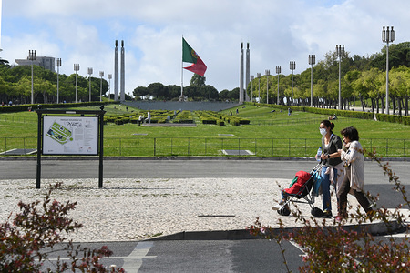 People walk near the Eduardo VII park while wearing face masks as preventive measure during the Coronavirus (COVID-19) crisis.
The Portuguese are gradually regaining public spaces once the Portuguese Prime Minister, António Costa, announced a sector-by-sector plan to gradually lift the blockade measures imposed six weeks ago to combat the COVID-19 outbreak in the country. May 2 will be the last day of Portugal in a state of emergency, the next day it will move to a "calamity" state, which involves less restrictive measures but will continue with movement controls.