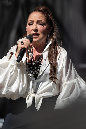 Singer Gloria Estefan performs during her concert at the 2025 Hispanidad Festival in Plaza de Colon.
