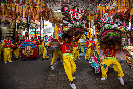 Dancers perform a Lion dance during the vegetarian festival celebration at Chinese shrine. The annual vegetarian festival in Thailand runs from October 20 to October 29, 2025 and worshippers refrain from eating animal products over the nine days and this coincides with the celebration of the nine Chinese Emperor Gods.