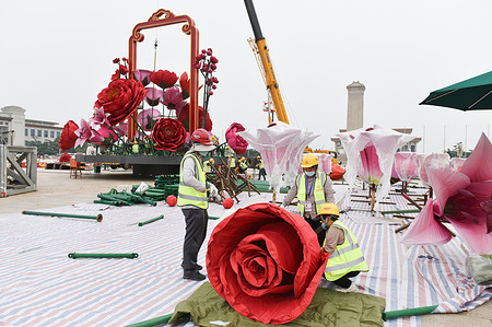 In Beijing's Tiananmen Square, construction workers are seen arranging a flower bed.
On October 1 this year, the national day of the people's Republic of China, a flower bed with the theme of "bless the motherland" will be placed in the center of Tiananmen Square. The top of the flower bed is 18 meters high, with a festive flower basket as the main scene.
