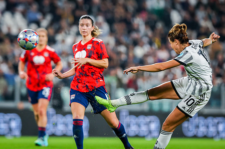 Damaris Egurrola (L) of Olympique Lyonnais and Cristina Girelli (R) of Juventus Women FC are in action during the UEFA Women's Champions League 2022/23 - Group C football match between Juventus FC and Olympique Lyonnais at the Allianz Stadium. Final score; Juventus 1:1 Lyon.