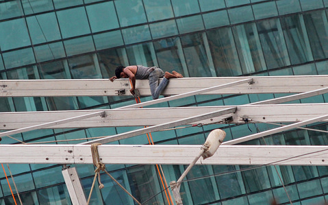 Labourer laying on top of a metal rod during the construction.
Mumbai Metropolitan Region Development Authority (MMRDA) is constructing a hospital facility for the covid-19 patients which is expected to be completed in a week’s time. It will be known as open ground isolation & quarantine facility at Bandra Kurla complex (a northern suburb of Mumbai). The new facility will have 1000 beds out of which 100 beds will serve as ICU unit while the rest of 900 beds will have oxygen and non-oxygen facilities.