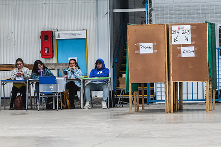 Polling officials appointed to begin the second round of the Chilean presidential election in 2025. Polling stations already set up to begin the Second Round of the Chilean Presidential Election 2025.
