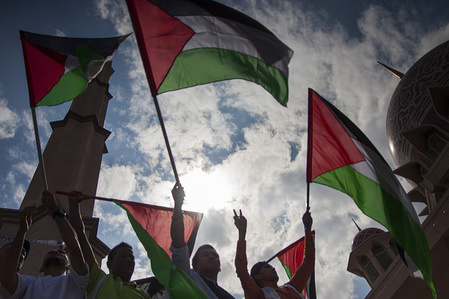 Protester holding the Palestinian flag to show some support at the solidarity rally.
Hundred of Malaysian people had gathered at Putrajaya Mosque to demonstrate against the recognition of Jerusalem as Israel capital city by US President Donald Trump.