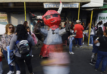 A figure of the seen Devil seen during the San José Carnival parading through various streets on the eve of Holy Week celebrations in the capital. The country is known for its festivals and traditions, and one of them is carnival, a very important celebration for Mexicans. According to the National Institute of Anthropology and History, these celebrations were brought to the Americas by the Spanish and Portuguese starting in the 15th century, and are said to have pagan origins, filled with music, dances, theatrical performances, vibrant colors, and delicious food.