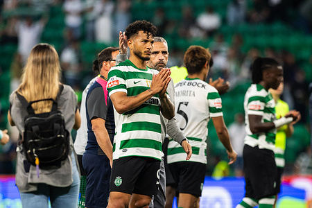 Luis Suarez of Sporting CP apologizes to the fans for the defeat at the end of the Primeira Liga match between Sporting CP and SL Benfica at Estadio Jose Alvalade in Lisbon.(Final score: Sporting CP 1 - 2 SL Benfica)