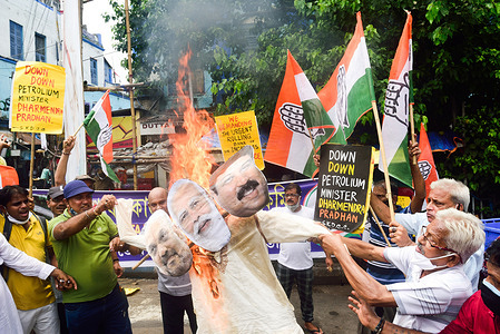 Congress party workers burn an effigy with faces of Indian Prime Minister Narendra Modi, Home Minister Amit Shah and Central Petroleum Minister Dharmendra Pradhan in protest against the Bharatiya Janata Party (BJP) government following a rise in fuel price in India. In several states and cities the price has gone over 1.34 dollars (100 rupees).
Congress Leaders and workers stage a protest against the Union government over fuel hike in Kolkata.