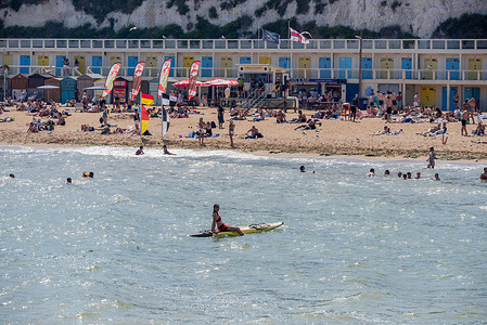 Very busy Viking Bay on a very hot and sunny day in Broadstairs. Broadstairs is a coastal town in the Isle of Thanet, Kent, England. It is located between Margate and Ramsgate. Broadstairs is a very famous seaside resort which attracts tourists all year around.