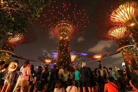 Locals and tourists are seen experiencing the Mid-Autumn Festival in a whole new light at 'Gardens by the Bay', with celebrations that fuse the traditional and the modern style.