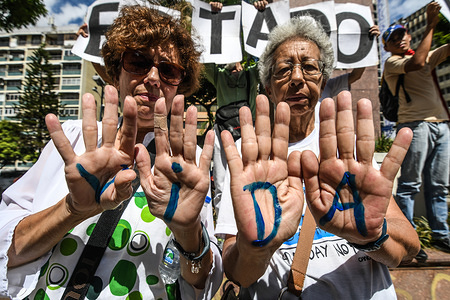 Relatives of sick patient seen during the demonstration.
Nurses, doctors and patients protest in front of the World Health Organization offices in Caracas for the lack of medicines and treatment in the hospitals. The government led by President Nicolas Maduro still does not solve the problem in the health sector and does not allow the humanitarian aid of other nations.