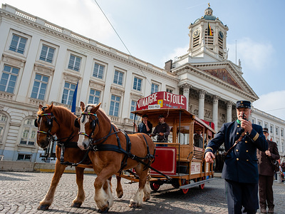 An old horse-drawn tram is seen circulating during the festivities.
A series of festivities are held throughout the week to celebrate 150 years of the tram. On Wednesday, a large parade brought together more than 40 trams of all eras, tracing their history from the horse-drawn trams of the first years to the trams 3,000 and 4,000 that circulate today in the streets of Brussels.