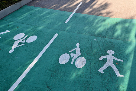 A marking on the ground indicating a greenway (“Voie Verte” in French) is seen in Martigues.
Voie Verte is a path or railway converted into a walking or biking way. The city of Martigues has developed traffic lanes independent of the road network and exclusively reserved for the circulation of non-motorized vehicles and pedestrians.
