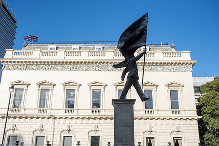 The artwork shows a person blinded by a flag and steps off from the base in London. A possible new artwork by Banksy appeared at the Waterloo Place in central London. It has not confirmed yet by Banksy but according to the crowd it means "The people are blinded by patriotism."